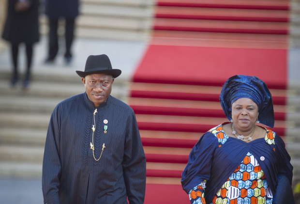 O ex-presidente Goodluck Jonathan ao lado de sua mulher,  Patience, em trajes pouco ocidentais (Crédito: Mujahid Safodien/AP)