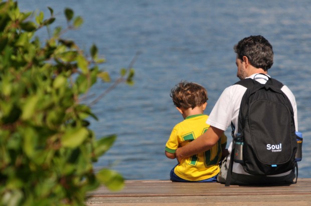 Pai e filho na lagoa Rodrigo de Freitas, no Rio (Alessandro Buzas/Futura Press/Folhapress)